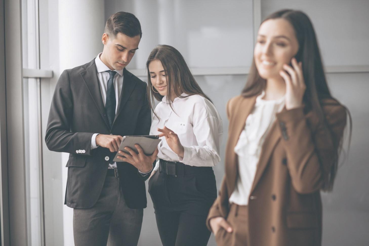 Profesionales analizando datos financieros en sesión de trabajo colaborativo